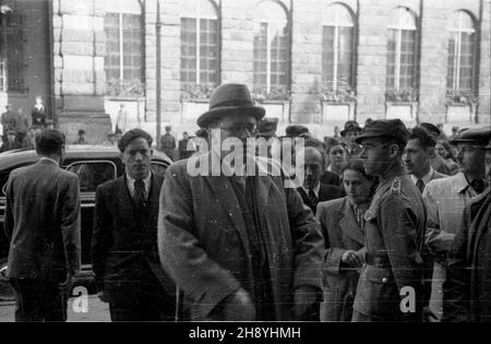 Varsovie, 1946-09-23.XI Sesja Krajowej Rady Narodowej W sali Teatru Roma.Ustalono na niej termin wyborów do Sejmu na 19 stycznia 1947 r.NZ. ambasador ZSRR W Polsce Wiktor Lebiediew przybywa na obrady. ms PAP/Stanis³aw D¹browieckiVarsovie, le 23 septembre 1946.La 11e session du Conseil national de la Pologne s'est tenue au théâtre de Rome.Il a été décidé au cours de la session que les élections au Sejm se tiendront le 19 janvier 1947.Photo :l'ambassadeur soviétique Viktor Lebedev arrive pour les débats, mme PAP/Stanislaw Dabrowiecki Banque D'Images