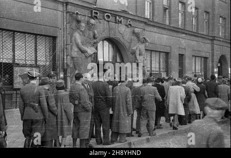 Varsovie, 1946-09-23.XI Sesja Krajowej Rady Narodowej W sali Teatru Roma.Ustalono na niej termin wyborów do Sejmu na 19 stycznia 1947 r.NZ. Uczestnicy sesji przed wejœciem do Teatru Roma. ms PAP/Stanis³aw D¹browieckiVarsovie, le 23 septembre 1946.La 11e session du Conseil national de la Pologne s'est tenue au théâtre de Rome.Il a été décidé au cours de la session que les élections au Sejm se tiendront le 19 janvier 1947.Photo : participants à la séance devant le théâtre ROM. mme PAP/Stanislaw Dabrowiecki Banque D'Images