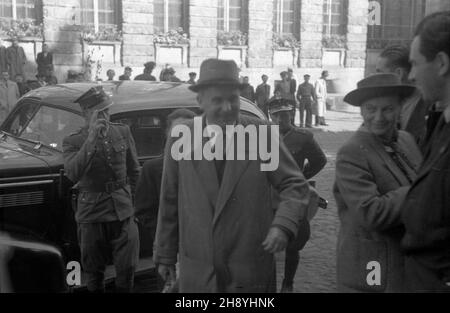 Varsovie, 1946-09-23.XI Sesja Krajowej Rady Narodowej W sali Teatru Roma.Ustalono na niej termin wyborów do Sejmu na 19 stycznia 1947 r.NZ. premier ministre rz¹du RP Edward Osóbka-Morawski przybywa na obrady. mme PAP/Stanis³aw D¹browieckiVarsovie, le 23 septembre 1946.La 11e session du Conseil national de la Pologne s'est tenue au théâtre de Rome.Au cours de la session, il a été décidé que les élections au Sejm se tiendront le 19 janvier 1947.Photo : le Premier ministre polonais Edward Osobka-Morawski arrive pour les débats, mme PAP/Stanislaw Dabrowiecki Banque D'Images