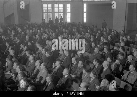 Varsovie, 1946-09-23.XI Sesja Krajowej Rady Narodowej W sali Teatru Roma.Ustalono na niej termin wyborów do Sejmu na 19 stycznia 1947 r. ms PAP/Stanis³aw D¹browieckiVarsovie, le 23 septembre 1946.La 11e session du Conseil national de la Pologne s'est tenue au théâtre de Rome.Au cours de la session, il a été décidé que les élections au Sejm se tiendront le 19 janvier 1947. mme PAP/Stanislaw Dabrowiecki Banque D'Images