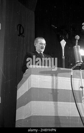 Varsovie, 1946-09-23.XI Sesja Krajowej Rady Narodowej W sali Teatru Roma.Ustalono na niej termin wyborów do Sejmu na 19 stycznia 1947 r.NZ. Przemawia Ministre przemys³u Hilary Minc. mme PAP/Stanis³aw D¹browieckiVarsovie, le 23 septembre 1946.La 11e session du Conseil national de Pologne (KRN) s'est tenue au théâtre ROM.Il a été décidé au cours de la session que les élections au Sejm se tiendront le 19 janvier 1947.Photo : le ministre de l'Industrie, Hilary Minc, parle. mme PAP/Stanislaw Dabrowiecki Banque D'Images