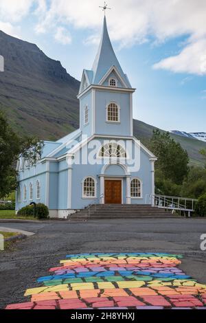 L'église dans la ville de seydisfjordur dans l'est de l'Islande Banque D'Images