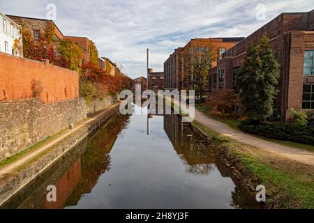 Washington, DC - le Chesapeake historique et le canal de l'Ohio dans le quartier de Georgetown à Washington.Le canal s'étend sur 184.5 miles jusqu'à Cumberland, Maryland Banque D'Images