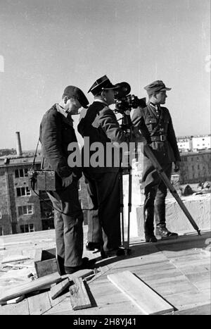 Varsovie, 1946-10.Ekipa filmowa rejestruje prace przy budowie osiedla na Muranowie. po/gr PAP/Jerzy BaranowskiVarsovie, octobre 1946.Une équipe de cinéma enregistre la construction d'une colonie à Muranow. po/gr PAP/Jerzy Baranowski Banque D'Images