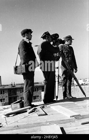 Varsovie, 1946-10.Ekipa filmowa rejestruje prace przy budowie osiedla na Muranowie. po/gr PAP/Jerzy BaranowskiVarsovie, octobre 1946.Une équipe de cinéma enregistre la construction d'une colonie à Muranow. po/gr PAP/Jerzy Baranowski Banque D'Images