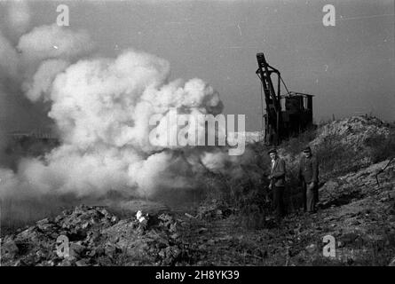 Varsovie, 1946-10.Porz¹dkowanie gruzowiska W rejonie dawnego getta.Straty materialne poniesione przez Warszawê W wyniku dzia³añ II wojny œwiatowej zosta³y oszacowane na sumê 45 mld 300 mln dolarów. po/pp PAP/Stanis³aw D¹browieckiVarsovie, octobre 1946.Nettoyage de la zone de l'ancien ghetto de gravats.Les pertes matérielles subies par Varsovie au cours de la Seconde Guerre mondiale ont été estimées à 45 milliards USD 300 millions. po/pp PAP/Stanislaw Dabrowiecki Banque D'Images