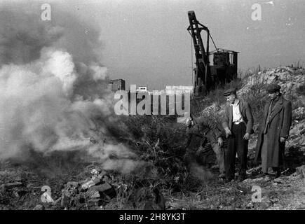 Varsovie, 1946-10.Porz¹dkowanie gruzowiska W rejonie dawnego getta.Straty materialne poniesione przez Warszawê W wyniku dzia³añ II wojny œwiatowej zosta³y oszacowane na sumê 45 mld 300 mln dolarów. po/pp PAP/Stanis³aw D¹browieckiVarsovie, octobre 1946.Nettoyage de la zone de l'ancien ghetto de gravats.Les pertes matérielles subies par Varsovie au cours de la Seconde Guerre mondiale ont été estimées à 45 milliards USD 300 millions. po/pp PAP/Stanislaw Dabrowiecki Banque D'Images