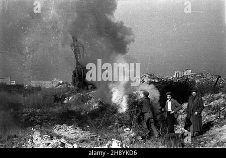 Varsovie, 1946-10.Porz¹dkowanie gruzowiska W rejonie dawnego getta.Straty materialne poniesione przez Warszawê W wyniku dzia³añ II wojny œwiatowej zosta³y oszacowane na sumê 45 mld 300 mln dolarów. po/pp PAP/Stanis³aw D¹browieckiVarsovie, octobre 1946.Nettoyage de la zone de l'ancien ghetto de gravats.Les pertes matérielles subies par Varsovie au cours de la Seconde Guerre mondiale ont été estimées à 45 milliards USD 300 millions. po/pp PAP/Stanislaw Dabrowiecki Banque D'Images