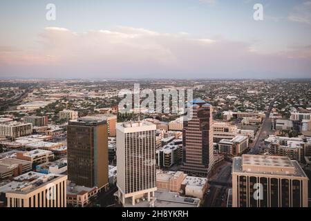 Tucson Arizona, gratte-ciel du centre-ville à la tombée de la nuit. Banque D'Images