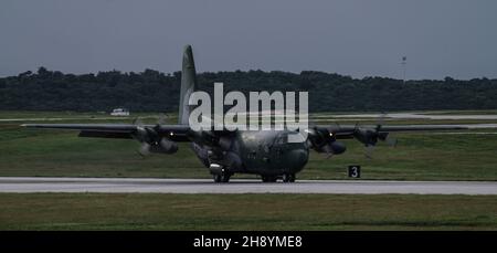 Un Hercules C-130 de la Force aérienne de la République de Corée arrive à la base aérienne d'Andersen, à Guam, en vue de l'opération Christmas Drop, le 1er décembre 2021.L'effort international permettra aux aviateurs des Forces aériennes du Pacifique de la 36e Escadre, Andersen AFB, Guam; la 15e Escadre de la base conjointe Pearl Harbor-Hickam, Hawaii;Et la 374e Escadre de transport aérien de la base aérienne de Yokota, au Japon, pour travailler avec les pays partenaires afin d'exécuter des gouttes d'air d'entraînement à faible coût et à basse altitude, un événement de formation critique améliorant l'interopérabilité et la communication pour les futures missions d'aide humanitaire et de secours en cas de catastrophe dans le monde réel.(É.-U.FO. Air Banque D'Images