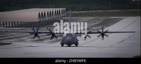 Un Super Hercules C-130J de la Force aérienne des États-Unis affecté au 36e Escadron de transport aérien, déployé à partir de la base aérienne de Yokota, au Japon, arrive à la base aérienne d'Andersen, à Guam, en préparation de l'opération Christmas Drop, le 1er décembre 2021.L'effort international permettra aux aviateurs des Forces aériennes du Pacifique de la 36e Escadre, Andersen AFB, Guam; la 15e Escadre de la base conjointe Pearl Harbor-Hickam, Hawaii;Et la 374e Escadre de transport aérien de la base aérienne de Yokota, au Japon, pour travailler avec les pays partenaires afin d'exécuter des gouttes d'air d'entraînement à faible coût et à basse altitude, un événement de formation critique améliorant l'interopérabilité et la communication pour les futurs réels Banque D'Images