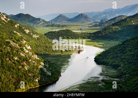 Vue de Pavlova Strana point de vue d'un petit bateau éloigné qui navigue sur la rivière, qui s'enroule autour des collines et des montagnes vers le lac, et l'Alban Banque D'Images