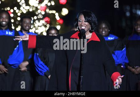 Washington, États-Unis.02e décembre 2021.La chanteuse Patti LaBelle se produit avec le chœur de l'Evangile de Howard pendant l'éclairage de l'arbre de Noël national, en présence du président Joe Biden et de la première dame Dr. Jill Biden sur l'ellipse, près de la Maison Blanche, le jeudi 2 décembre 2021, à Washington,CC.La cérémonie, présentée par le Président Calvin Coolidge, a été traditionnellement le coup d'envoi de la saison des fêtes dans la capitale nationale.Photo de Mike Theiler/UPI crédit: UPI/Alay Live News Banque D'Images