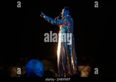 Washington, États-Unis.02e décembre 2021.Billy porter se produit après l'éclairage de l'arbre national de Noël lors d'une cérémonie qui s'est tenue à l'Ellipse près de la Maison Blanche à Washington, DC, le jeudi 2 décembre 2021.Photo d'Oliver Contreras/UPI crédit: UPI/Alay Live News Banque D'Images