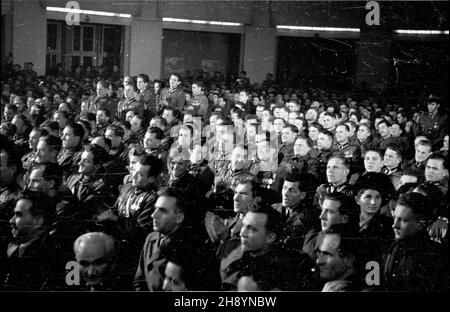 Varsovie, 1946-10-12.Zjazd ¿o³nierzy i weteranów Dywizji Koœciuszkowskiej. po/gr PAP/Jerzy BaranowskiVarsovie, le 12 octobre 1946.Rencontre des soldats et des anciens combattants de la Division Kosciuszko. po/gr PAP/Jerzy Baranowski Banque D'Images