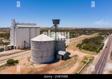 Photo panoramique des silos à céréales à côté de la route dans la campagne sud de l'Australie Banque D'Images