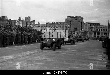 Varsovie, 1946-10-13.Defilada ¿o³nierzy i dywizji im.Koœciuszki na Placu Zwyciêstwa. po/gr PAP/Jerzy BaranowskiVarsovie, octobre 13.1946. Défilé des soldats de la 1re division de Tadeusz Kosciuszko sur la place Zwyciestwa. po/gr PAP/Jerzy Baranowski Banque D'Images