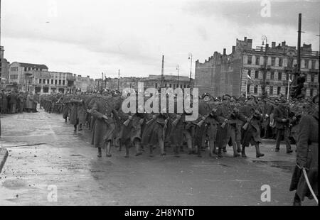 Varsovie, 1946-10-13.Defilada ¿o³nierzy i dywizji im.Koœciuszki na Placu Zwyciêstwa. po/gr PAP/Jerzy BaranowskiVarsovie, octobre 13.1946. Défilé des soldats de la 1re division de Tadeusz Kosciuszko sur la place Zwyciestwa. po/gr PAP/Jerzy Baranowski Banque D'Images