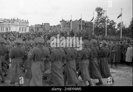 Varsovie, 1946-10-13.Defilada ¿o³nierzy i dywizji im.Koœciuszki na Placu Zwyciêstwa. po/gr PAP/Jerzy BaranowskiVarsovie, octobre 13.1946. Défilé des soldats de la 1re division de Tadeusz Kosciuszko sur la place Zwyciestwa. po/gr PAP/Jerzy Baranowski Banque D'Images