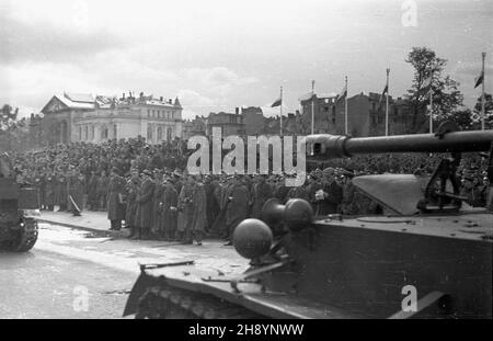 Varsovie, 1946-10-13.Defilada ¿o³nierzy i dywizji im.Tadeusza Koœciuszki. po/gr PAP/Jerzy BaranowskiVarsovie, octobre 13.1946. Défilé des soldats de la 1re division de Tadeusz Kosciuszko. po/gr PAP/Jerzy Baranowski Banque D'Images