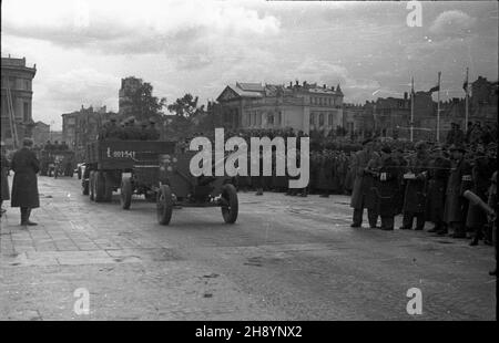 Varsovie, 1946-10-13.Defilada ¿o³nierzy i dywizji im.Koœciuszki na Placu Zwyciêstwa. po/gr PAP/Jerzy BaranowskiVarsovie, octobre 13.1946. Défilé des soldats de la 1re division de Tadeusz Kosciuszko sur la place Zwyciestwa. po/gr PAP/Jerzy Baranowski Banque D'Images