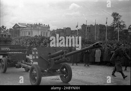 Varsovie, 1946-10-13.Defilada ¿o³nierzy i dywizji im.Koœciuszki na Placu Zwyciêstwa. po/gr PAP/Jerzy BaranowskiVarsovie, octobre 13.1946. Défilé des soldats de la 1re division de Tadeusz Kosciuszko sur la place Zwyciestwa. po/gr PAP/Jerzy Baranowski Banque D'Images