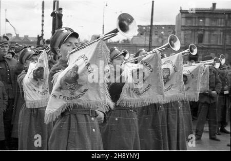 Varsovie, 1946-10-13.Defilada ¿o³nierzy i dywizji im.Koœciuszki na Placu Zwyciêstwa. po/gr PAP/Jerzy BaranowskiVarsovie, octobre 13.1946. Défilé des soldats de la 1re division de Tadeusz Kosciuszko sur la place Zwyciestwa. po/gr PAP/Jerzy Baranowski Banque D'Images