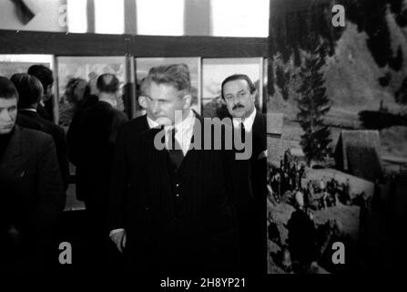 Varsovie, 1946-10-17.Muzeum Narodowe, otwarcie wystawy pt.Czechos³owacja 1939/1945.NZ. premier ministre Edward Osóbka-Morawski (C). po/gr PAP/Stanis³aw D¹browieckiVarsovie, le 17 octobre 1946.Musée national, ouverture d'une exposition intitulée Tchécoslovaquie 1939/1945.Photo : le premier ministre Edward Osobka-Morawski (au centre). po/gr PAP/Stanislaw Dabrowiecki Banque D'Images