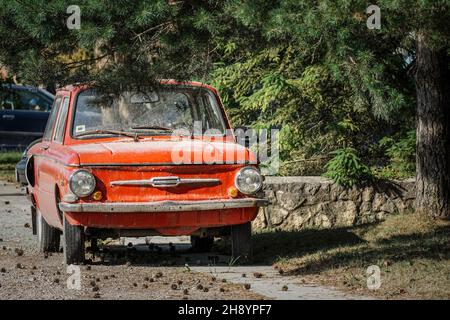 Voiture rétro rouge de l'URSS russe Zaporozhets ZAZ-968A Banque D'Images