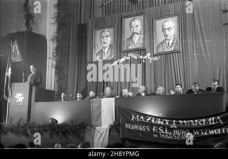 Varsovie, 1946-10-27.I Kongres Polskiego Stronnictwa Ludowego (PSL) Nowe Wyzwolenie, W dniach 27-28 X 1946 r.ZA sto³em prezydialnym m.in.Tadeusz Rek (6P), którego Rada Naczelna wybra³a na prezesa Centralnego Komitetu Wykonawczego partii. ka PAPVarsovie, le 27 octobre 1946.Le 1er Congrès du Parti paysan polonais (PSL) Nowe Wyzwolenie (Nouvelle libération) s'est tenu du 27 au 28 octobre 1946.À la table du présidium Tadeusz Rek (6e droite), élu président du Comité exécutif central du parti par le Conseil principal. ka PAP Banque D'Images