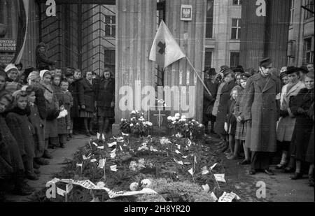 Varsovie, 1946-11-01.Œwiêtych dniejschach Zwi¹zek By³ych WiêŸniów W miejscach straceñ, zorganizowane przez Polski Politycznych.Mieszkañcy Warszawy oddaj¹ czeœæ pomordowanym W alei Szucha 25, gdzie W czasie okupacji mieœci³a siê siedziba niemieckiej Policji Bezpieczeñstwa i S³u¿by Bezpieczeñstwa Dystryktu Warszawskiego. ka PAP/Stanis³aw D¹browieckiVarsovie, le 1er novembre 1947.Célébrations de la Toussaint sur les sites d'exécution organisés par l'Union polonaise des anciens prisonniers politiques.Photo : les résidents de Varsovie rendent hommage à ceux qui ont été assassinés au 25, avenue Szucha, où le Banque D'Images