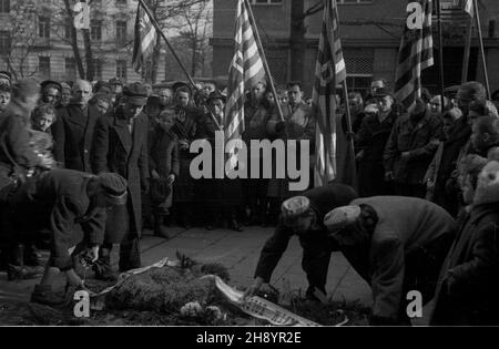 Varsovie, 1946-11-01.Œwiêtych dniejschach Zwi¹zek By³ych WiêŸniów W miejscach straceñ, zorganizowane przez Polski Politycznych.sk³adanie wieñców W alei Szucha 25, gdzie W czasie okupacji mieœci³a siê siedziba niemieckiej Policji Bezpieczeñstwa i S³u¿by Bezpieczeñstwa Dystryktu Warszawskiego. ka PAP/Stanis³aw D¹browieckiVarsovie, le 1er novembre 1947.Célébrations de la Toussaint sur les sites d'exécution organisés par l'Union polonaise des anciens prisonniers politiques.Photo : couronne posée au 25, avenue Szucha, où se trouve le siège de la police et du service de sécurité allemands de Warsa Banque D'Images