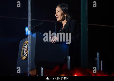 Le secrétaire à l'intérieur des États-Unis Deb Haaland fait des remarques après l'éclairage de l'arbre de Noël national lors d'une cérémonie qui s'est tenue à l'Ellipse à l'extérieur de la Maison Blanche à Washington, DC, le 02 décembre 2021.Crédit: Oliver Contreras/Pool via CNP Banque D'Images