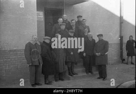 Varsovie, 1946-11.Wyœcigi Konne na S³u¿ewcu.NZ. Pracownicy Biura Pañstwowego Komisarza do spraw wyœcigów konnych.W pierwszym rzêdzie trener Andrzej Matczak (4L). mb PAP/Jerzy Baranowski Dok³adny dzieñ wydarzenia nieustalony.Varsovie, novembre 1946.L'hippodrome de Sluzewiec.Photo : employés du Bureau du Commissaire d'État pour les courses hippiques.Premier plan (4e à partir de la gauche) Andrzej Matczak. mb PAP/Jerzy Baranowski Banque D'Images