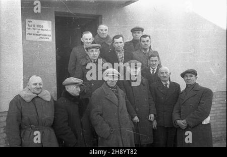 Varsovie, 1946-11.Wyœcigi Konne na S³u¿ewcu.NZ. Pracownicy Biura Pañstwowego Komisarza do spraw wyœcigów konnych.W pierwszym rzêdzie trener Andrzej Matczak (4L). mb PAP/Jerzy Baranowski Dok³adny dzieñ wydarzenia nieustalony.Varsovie, novembre 1946.L'hippodrome de Sluzewiec.Photo : employés du Bureau du Commissaire d'État pour les courses hippiques.Premier plan (4e à partir de la gauche) Andrzej Matczak. mb PAP/Jerzy Baranowski Banque D'Images