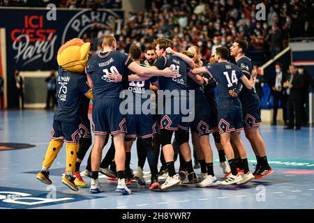 Paris, France, 2 décembre 2021, Dainis Kristopans,Nikola Karabatic, Kamil Syprzak, Ferran Sole Sala, Mathieu Grebille et toute la salle du PSG célèbrent la victoire lors de la Ligue des champions de l'EHF, match de handball du Groupe B entre Paris Saint-Germain et Lomza vive Kielce le 2 décembre 2021 au stade Pierre de Coubertin à Paris,France - photo Victor Joly / DPPI Banque D'Images