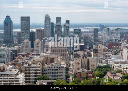 Montréal, Québec, Canada – 14 août 2021 – vue de la ville de Montréal en bas de la ville du belvédère Kondiaronk du parc du Mont-Royal. Banque D'Images