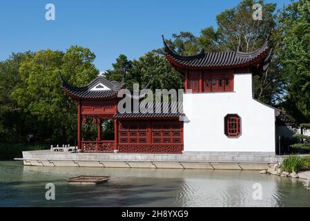 Montréal, Québec, Canada – 14 août 2021 – Pavillon de style chinois du jardin botanique de Montréal en été ensoleillé. Banque D'Images