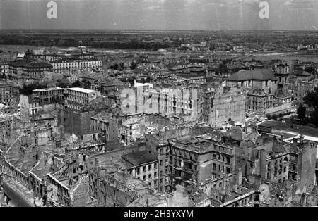 Warszawa, 1947 ans, wiosna.Œródmieœcie widziane ze zrujnowanego Prudentialu na placu Napoleona.Na pierwszym planie ruiny kamienic miêdzy ulicami Mazowieck¹ i Czackiego.Na prawo bry³a koœcio³a pw.œw.Krzy¿un przy Krakowskim Przedmieœciu, na lewo W g³êbi Dom Funduszu Kwaterunku Wojskowego przy Placu Zwyciêstwa.Straty materialne poniesione przez Warszawê W wyniku dzia³añ II wojny œwiatowej zosta³y oszacowane na sumê 45 mld 300 mln dolarów. bb/pp/meg PAP/Stanis³aw D¹browieckiVarsovie, printemps 1947.Le centre-ville de Varsovie est vu depuis les ruines du bâtiment Prudential de la place Napoléon.Photo : r Banque D'Images