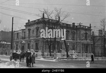 Varsovie, 1947-01.Róg alStalina i ul.Piusa XI (obecnie Aleje Ujazdowskie i ul.Piêkna).Pa³acyk Wilhelma Ellisa Raua - neorenesansowy pa³ac zaprojektowany przez Leandra Marconiego dla Wilhelma Ellisa Raua.Wybudowany W latach 1866-1868.Willa sp³onê³a W roku 1944. bb/gr PAP/Jerzy BaranowskiVarsovie, janvier 1947.Au coin de l'ancienne avenue Staline et de la rue Piusa XI (aujourd'hui avenue Ujazdowskie et rue Piekna).Le palais Wilhelm Ellis Rau, le palais néo-Renaissance conçu par Leander Marconi pour Wilhelm Ellis Rau.Construit entre 1866 et 1868 et brûlé en 1944. bb/gr PAP Banque D'Images