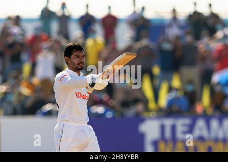 Galle, Sri Lanka.2 décembre 2021.Dhananjaya de Silva célèbre au Sri Lanka après avoir marqué un siècle au cours du 4e jour du 2e match de cricket Test entre Sri Lanka et les Antilles au stade international de cricket de Galle.Viraj Kothalwala/Alamy Live News Banque D'Images