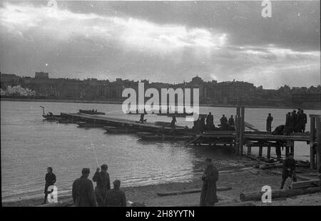 Warszawa, 1947 ans, wiosna.Budowa mostu tymczasowego- pontonowego na Wiœle na wysokoœci ulicy Bednarskiej.NZ.Widok W stronê Mariensztatu.Straty materialne poniesione przez Warszawê W wyniku dzia³añ II wojny œwiatowej zosta³y oszacowane na sumê 45 mld 300 mln dolarów. bb/pp PAPVarsovie, printemps 1947.La construction d'un pont-ponton sur la rivière Wislaw à partir de la rue Bednarska.Photo : vue sur le quartier de Mariensztat.Les pertes subies par Varsovie à la suite de la Seconde Guerre mondiale ont été estimées à 45 milliards 300 millions USD. bb/pp PAP Banque D'Images