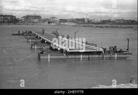 Warszawa, 1947 ans, wiosna.Budowa mostu tymczasowego- pontonowego na Wiœle na wysokoœci ulicy Bednarskiej.NZ.Widok W stronê Pragi.Straty materialne poniesione przez Warszawê W wyniku dzia³añ II wojny œwiatowej zosta³y oszacowane na sumê 45 mld 300 mln dolarów. bb/pp PAPVarsovie, printemps 1947.La construction d'un pont-ponton sur la rivière Wislaw à partir de la rue Bednarska.Photo : vue sur le quartier de Praga.Les pertes subies par Varsovie à la suite de la Seconde Guerre mondiale ont été estimées à 45 milliards 300 millions USD. bb/pp PAP Banque D'Images