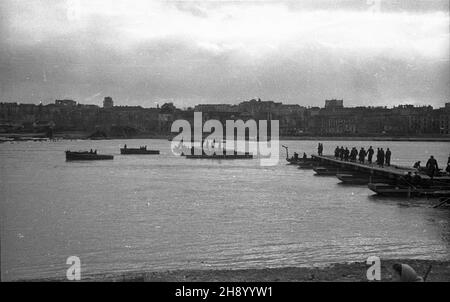 Warszawa, 1947 ans, wiosna.Budowa mostu tymczasowego- pontonowego na Wiœle na wysokoœci ulicy Bednarskiej.NZ.Widok W stronê Mariensztatu.Straty materialne poniesione przez Warszawê W wyniku dzia³añ II wojny œwiatowej zosta³y oszacowane na sumê 45 mld 300 mln dolarów. bb/pp PAPVarsovie, printemps 1947.La construction d'un pont-ponton sur la rivière Wislaw à partir de la rue Bednarska.Photo : vue sur le quartier de Mariensztat.Les pertes subies par Varsovie à la suite de la Seconde Guerre mondiale ont été estimées à 45 milliards 300 millions USD. bb/pp PAP Banque D'Images