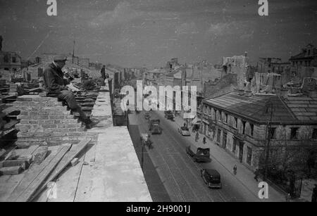 Warszawa, 1947 ans, wiosna.Odbudowa ulicy Nowy Œwiat.Straty materialne poniesione przez Warszawê W wyniku dzia³añ II wojny œwiatowej zosta³y oszacowane na sumê 45 mld 300 mln dolarów.NZ.Widok z dachu domu na rogu Aleji Jerozolimskich W stronê pó³nocn¹ miasta. bb/pp PAP Varsovie, printemps 1947.La reconstruction de la rue Nowy Swiat.Les pertes subies par Varsovie à la suite de la Seconde Guerre mondiale ont été estimées à 45 milliards 300 millions de USD.Photo : vue du coin de l'avenue Jerozolimskie sur la partie nord de la ville. bb/pp PAP Banque D'Images