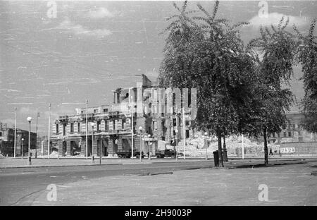 Warszawa, 1947 ans, wiosna.Plac Zwyciêstwa.Widok od strony budynku Hotelu Europejskiego na ruiny kamienic przy ulicy Moliera.Na lewo W g³êbi, rozebrana póŸniej kamienica przy ulicy Wierzbowej. bb/pp PAPVarsovie, printemps 1947.La place Zwyciestwa (victoire).Vue de l'hôtel Europejski sur les ruines d'une maison de location à Moliera Street. En arrière-plan une maison de location à Wierzbowa Street démolie plus tard. bb/pp PAPVarsovie, printemps 1947.La place Zwyciestwa (victoire).Vue de l'Europejski Hotel sur les ruines d'une maison de location dans la rue Moliera.En arrière-plan sur Banque D'Images