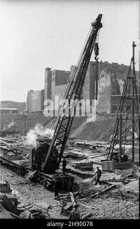 Warszawa, 1947 ans, wiosna.Prace przy rozbiórce ruine Dworca G³ównego.NZ. Widok W stronê pó³nocno-zachodni¹, widoczne tylne œciany kamienic czynszowych przy ulicy Chmielnej.Straty materialne poniesione przez Warszawê W wyniku dzia³añ II wojny œwiatowej zosta³y oszacowane na sumê 45 mld 300 mln dolarów. bb/pp PAPVarsovie, printemps 1947.La démolition de la gare principale.Photo : vue sur le nord-ouest ; en arrière-plan, les maisons de la rue Chmielna.Les pertes subies par Varsovie à la suite de la Seconde Guerre mondiale ont été estimées à 45 milliards 300 millions USD. bb/pp PAP Banque D'Images