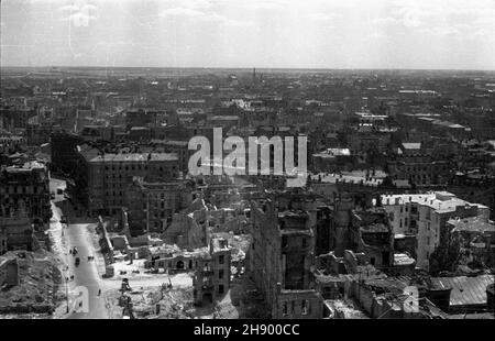 Warszawa, 1947 ans, wiosna.Œródmieœcie widziane ze zrujnowanego Prudentialu na placu Napoleona.NZ. Widok W stronê po³udniow¹.Na lewo W g³êbi ulica Szpitalna i dawny Dom Braci Jab³kowskich, W œrodku na horyzoncie wie¿e koœcio³a pw.Najœwiêtszego Zbawiciela.Straty materialne poniesione przez Warszawê W wyniku dzia³añ II wojny œwiatowej zosta³y oszacowane na sumê 45 mld 300 mln dolarów. bb/pp/meg PAP/Stanis³aw D¹browieckiVarsovie, printemps 1947.Le centre-ville de Varsovie est vu depuis les ruines du bâtiment Prudential de la place Napoléon.Photo : le côté sud.Depuis la gauche rue Szpitalna et forme Banque D'Images