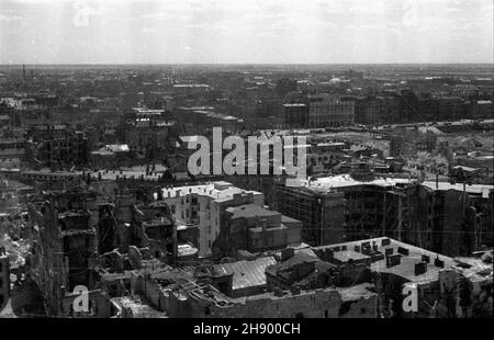 Warszawa, 1947 ans, wiosna.Œródmieœcie widziane ze zrujnowanego Prudentialu na placu Napoleona.NZ. Widok W stronê po³udniowo-zachodni¹.Na œrodku W rusztowiach Dom pod Or³ami na rogu ulicy Z³otej i Jasnej, W perspektywie zabudowa Alej Jerozolimskich z hotelem Polonia.Straty materialne poniesione przez Warszawê W wyniku dzia³añ II wojny œwiatowej zosta³y oszacowane na sumê 45 mld 300 mln dolarów. bb/pp/meg PAP/Stanis³aw D¹browieckiVarsovie, printemps 1947.Le centre-ville de Varsovie est vu depuis les ruines du bâtiment Prudential de la place Napoléon.Photo : côté sud-ouest.Au centre du Banque D'Images