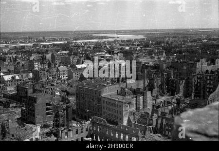 Warszawa, 1947 ans, wiosna.Œródmieœcie widziane ze zrujnowanego Prudentialu na Placu Wareckim.NZ. Widok W stronê po³udniowo-wschodni¹.Na pierwszym planie ruiny wokó³ Placu Wareckiego i ulicy Wareckiej, dalej ulica Nowy Œwiat i rzeka Wis³a.Straty materialne poniesione przez Warszawê W wyniku dzia³añ II wojny œwiatowej zosta³y oszacowane na sumê 45 mld 300 mln dolarów. bb/pp PAPVarsovie, printemps 1947.Le centre-ville de Varsovie est vu depuis les ruines du bâtiment Prudential de la place Warecki.Photo : côté sud-est.Dans les ruines du centre entourant la place Warecki et la rue Warecka; dans le b Banque D'Images